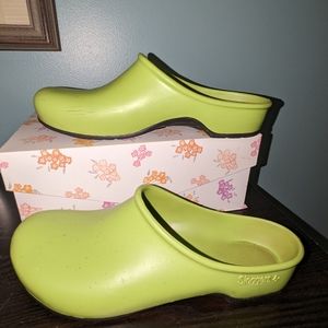 Sloggers women's garden clogs, size 9